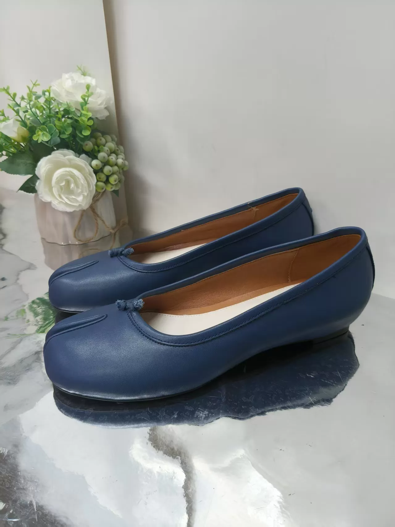Women Satin Split Toe Flat Sho